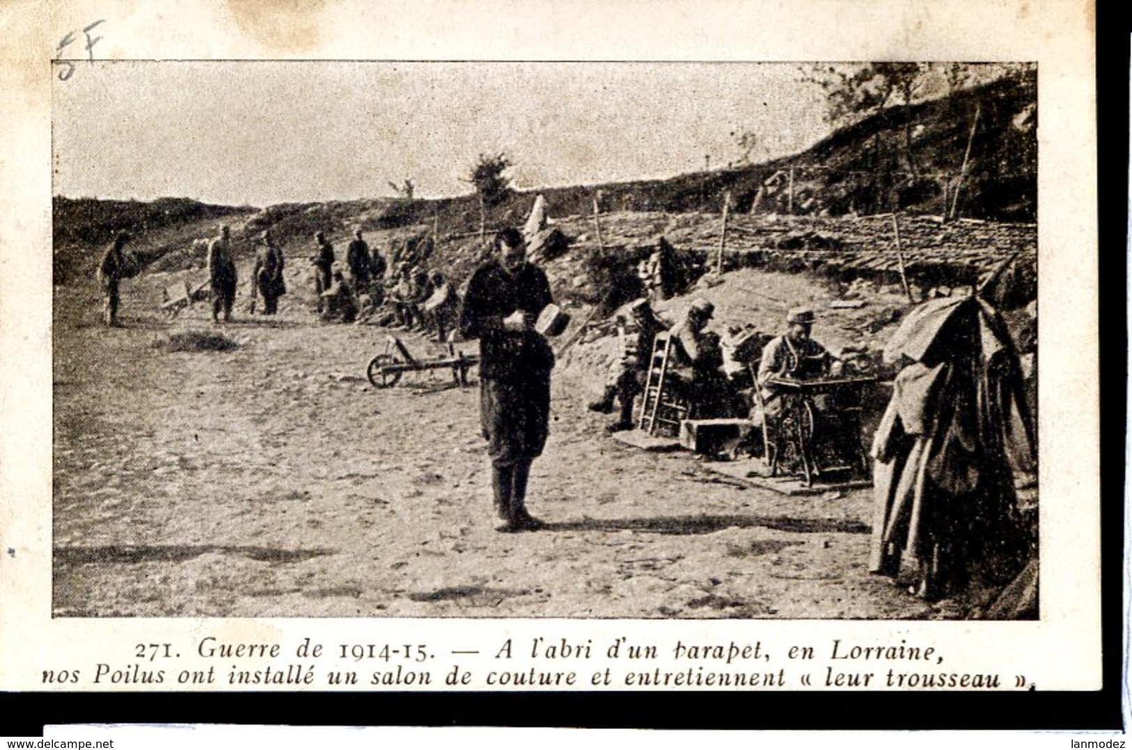 Guerre 14-18 Vie A L Arriere En Lorraine A L Abri D Un Parapet Nos Poilus Ont Installe Un Salo De Couture Et Entretienne - Guerra 1914-18