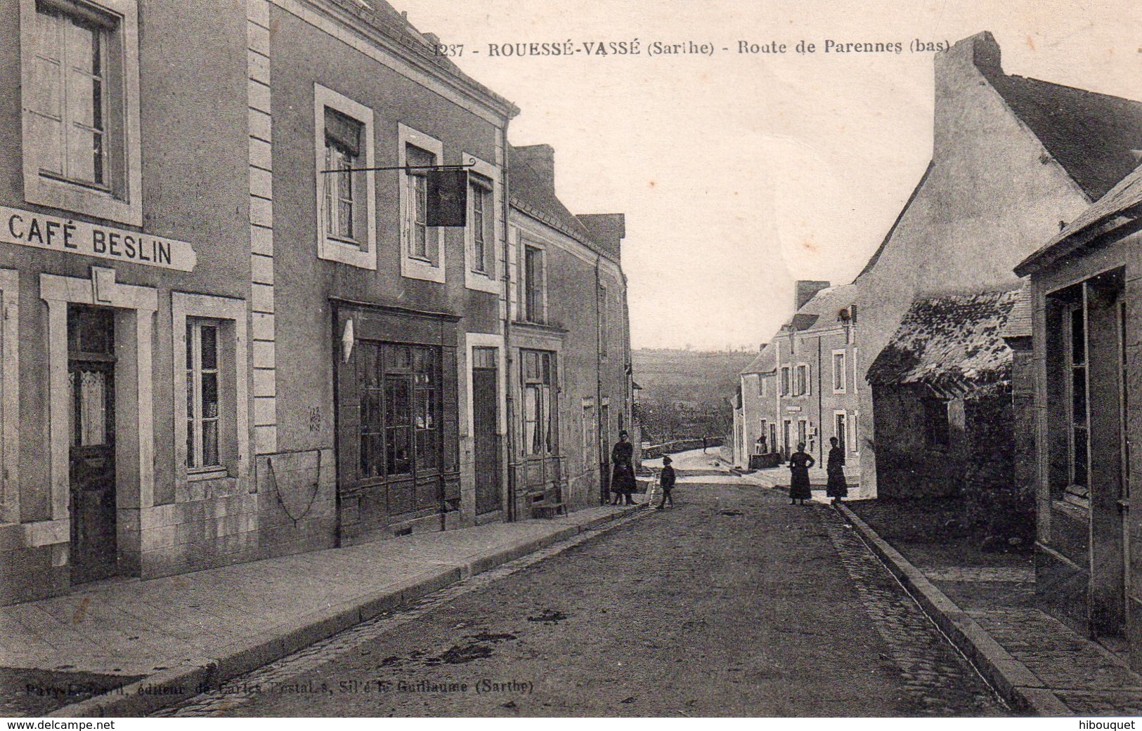 CPA, Bouessé-Vassé, Route De Parennes (bas), Animée, Café Beslin, Carotte Tabac - Autres & Non Classés