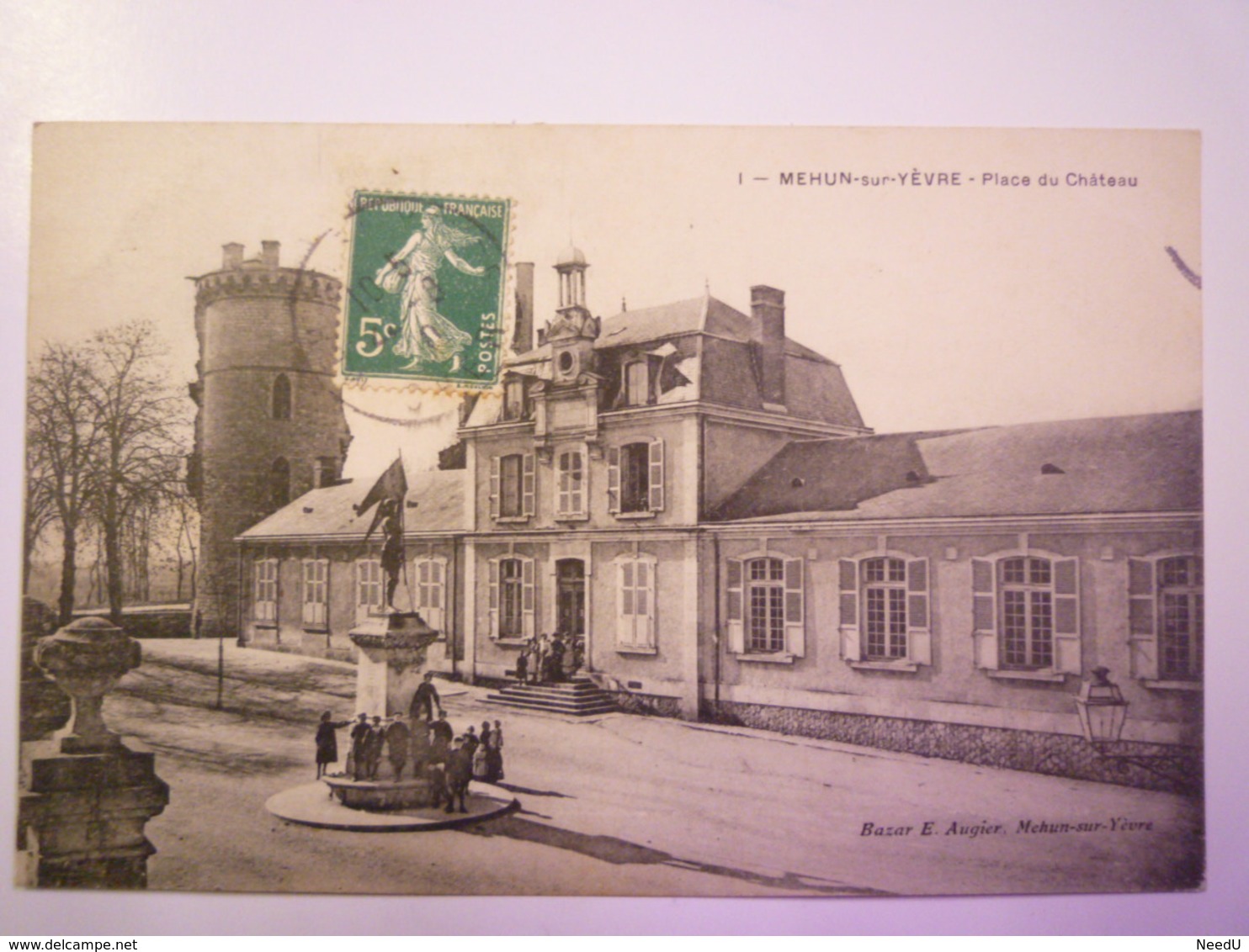 MEHUN-sur-YEVRE  (Cher)  :  Place Du  CHÂTEAU   1910   XXX - Mehun-sur-Yèvre