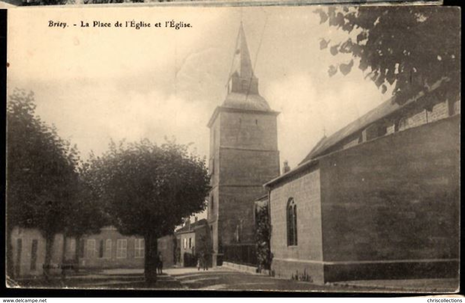 54 - BRIEY - La Place De L'Eglise Et L'Eglise - Briey