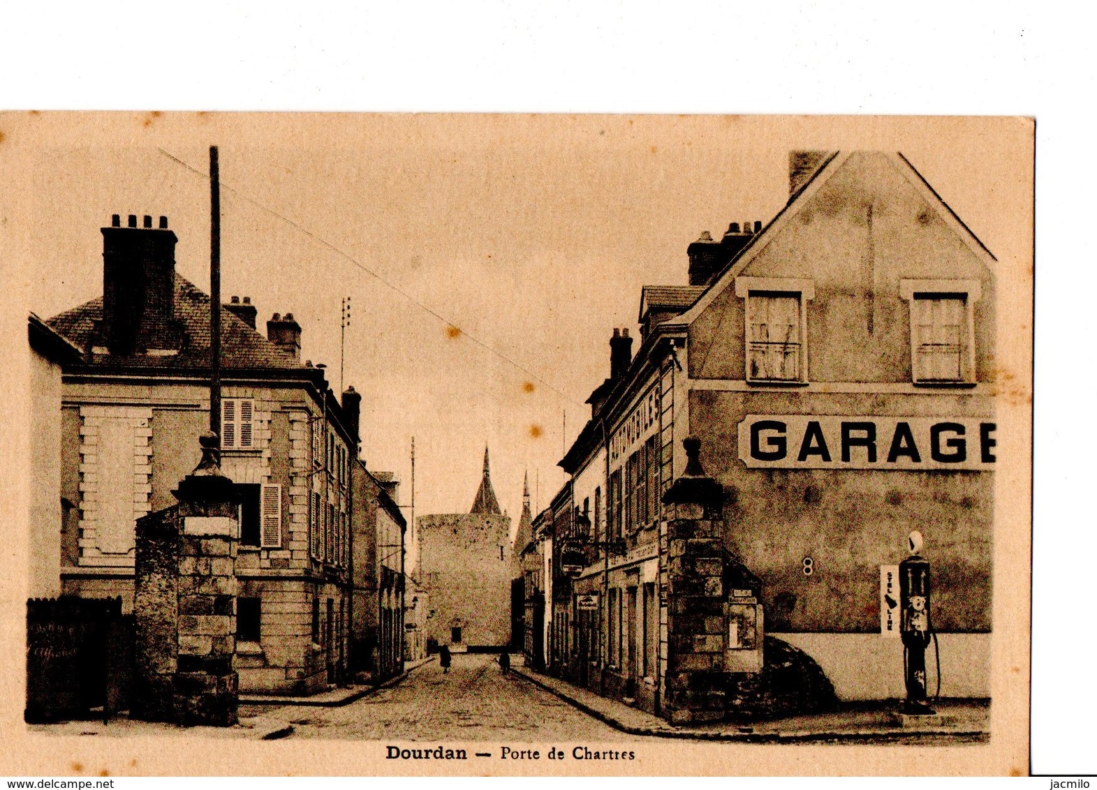 Dourdan - Porte De Chartres. Voir POMPE A ESSENCE. Edit. Pierre, Tabac. En Très Bon état. Pas Circulé. Voir SCAN - Dourdan