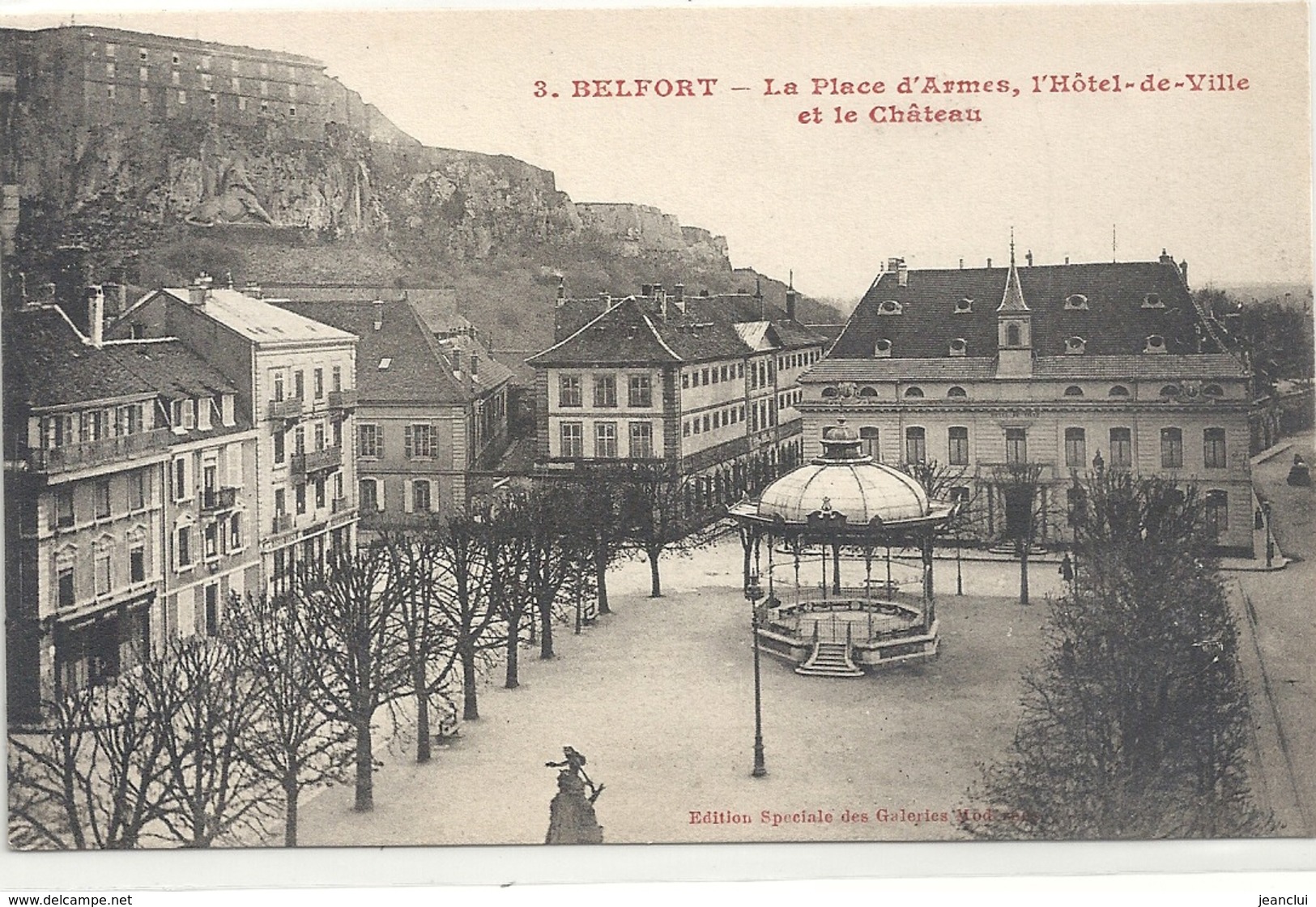 BELFORT . LA PLACE D'ARMES , L'HOTEL DE VILLE ET LE CHATEAU .  CARTE NON ECRITE - Belfort - Stadt