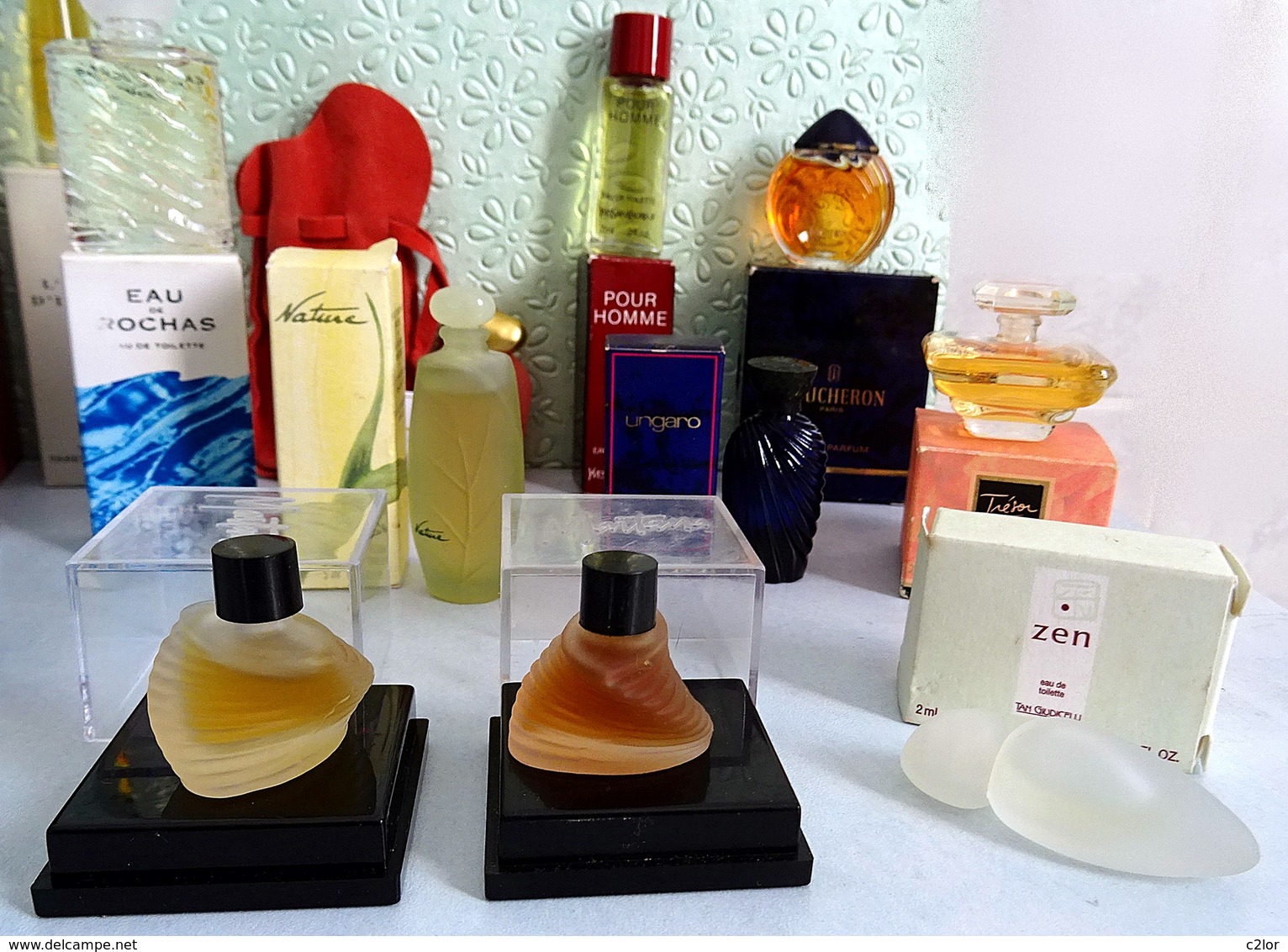 Lot de 16 miniatures de parfum avec boites (M076-3)