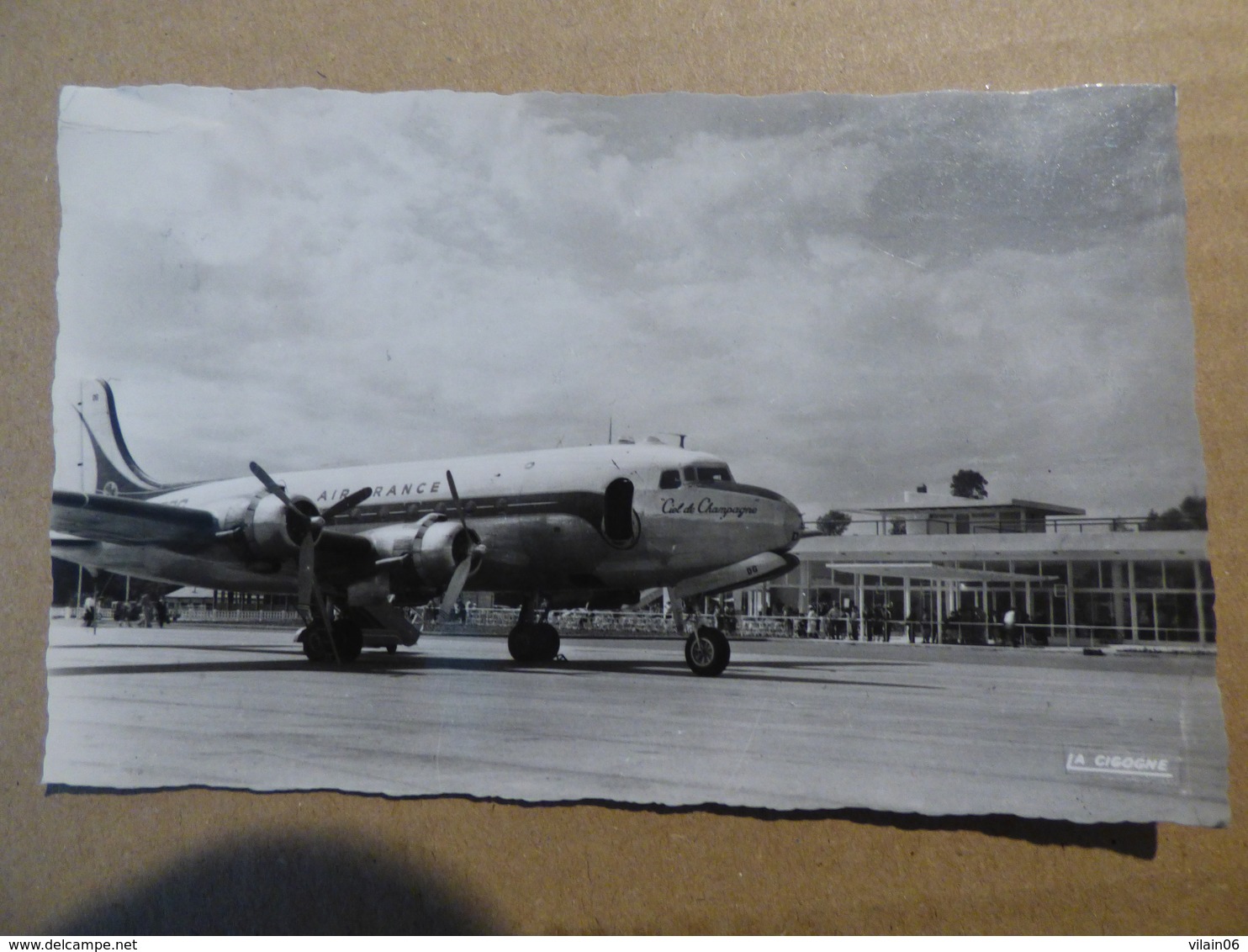 AEROPORT / FLUGHAFEN / AIRPORT   Vichy Charmeil  DC 4 AIR FRANCE / - Aeródromos