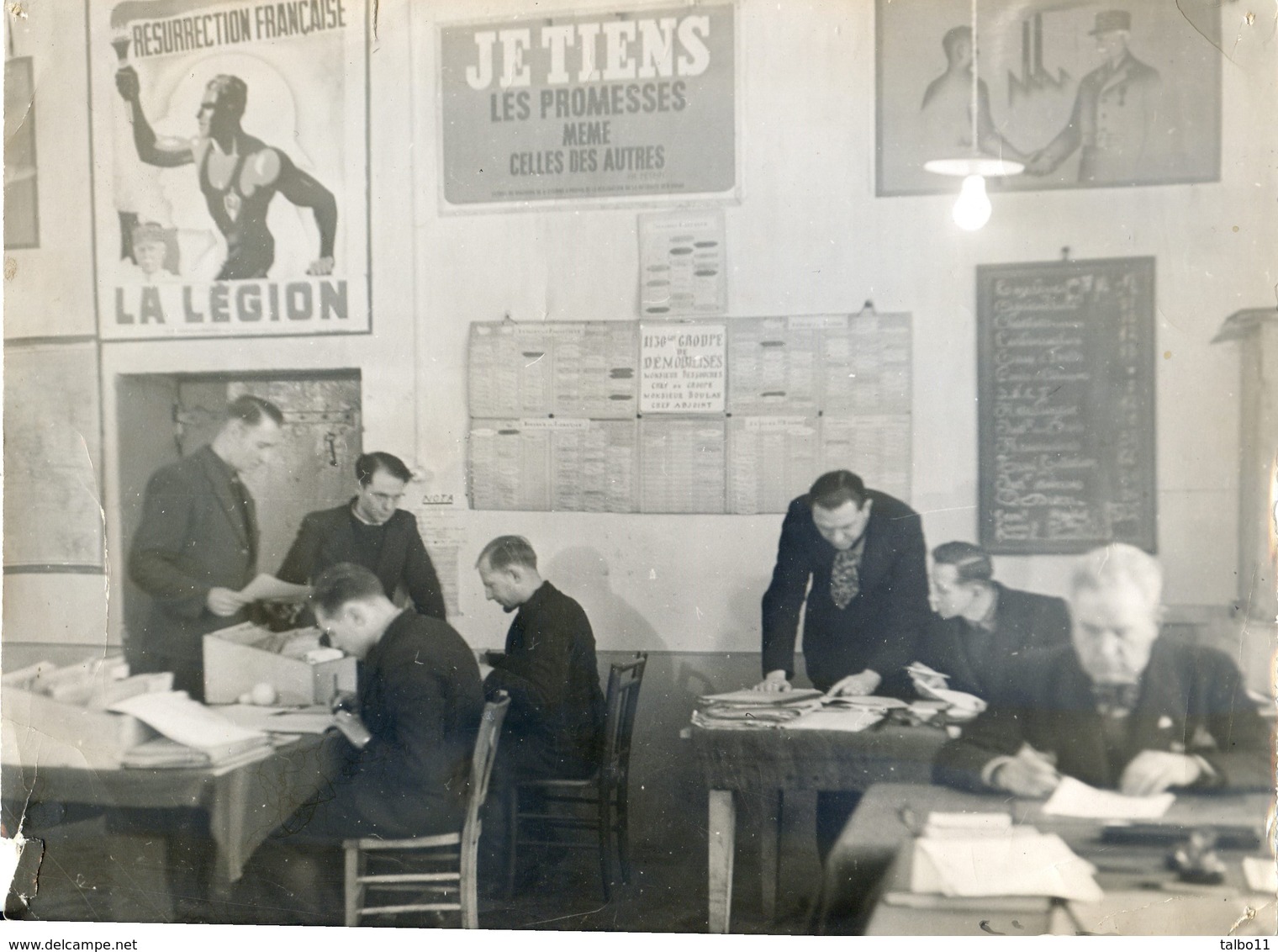 03 - Vichy - Bureaux De Fonctionnaires Ministere Des Armées? - Décoration : Pub Légion; Affiche Avec Petain - Places