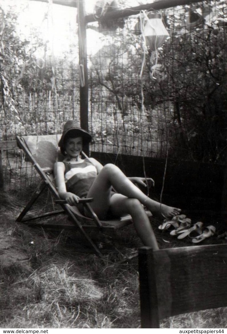 Amusante Photo Originale Jolie Pin-Up Sexy Au Transat, Chapeau Et Collection De Sandales à Ses Pieds 1960's - Pin-up