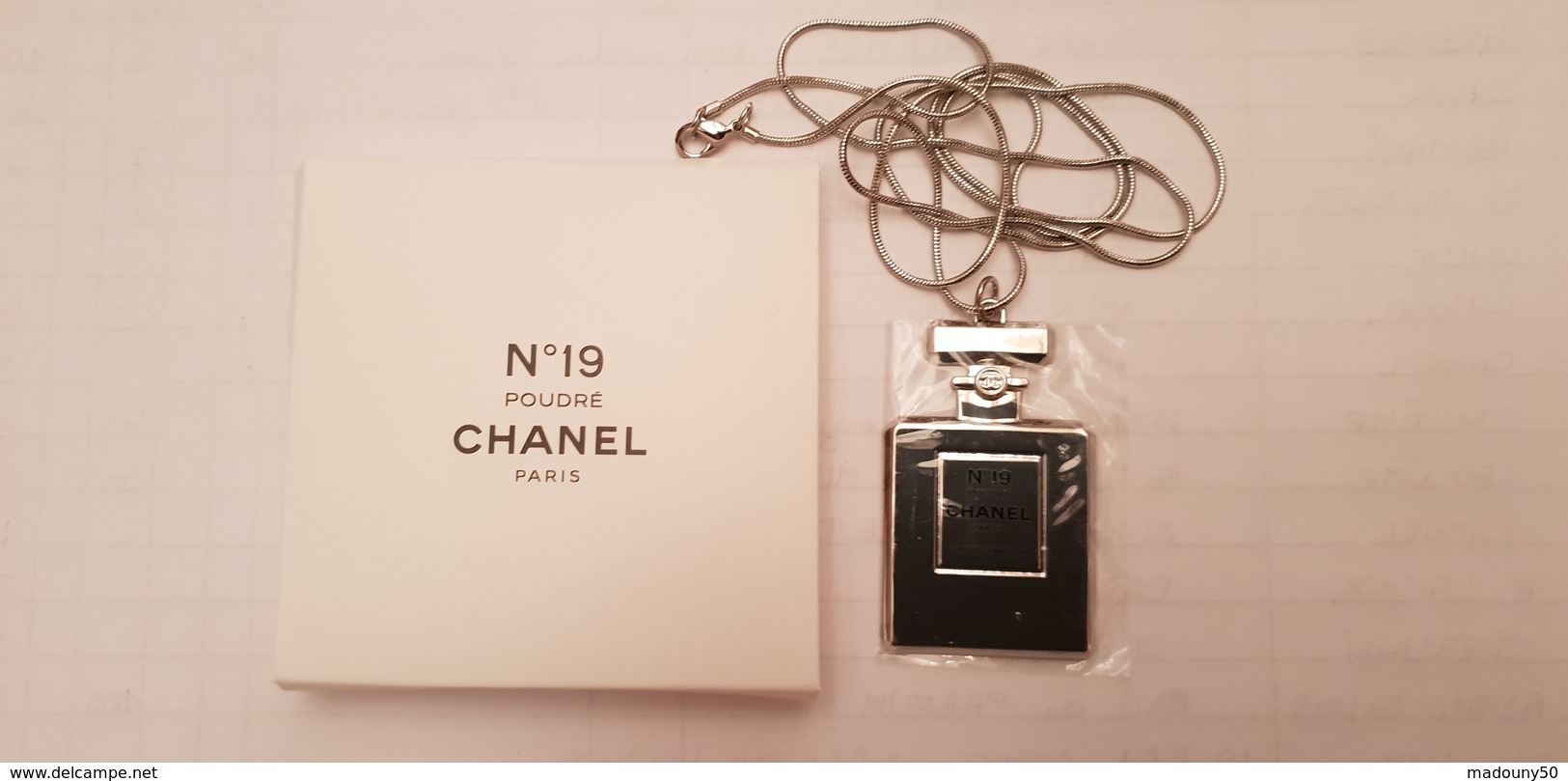 PARFUM  CHANEL  N°19 POUDRE  COFFRET COLLIER  PLAQUE COULEUR ARGENT - Accessories