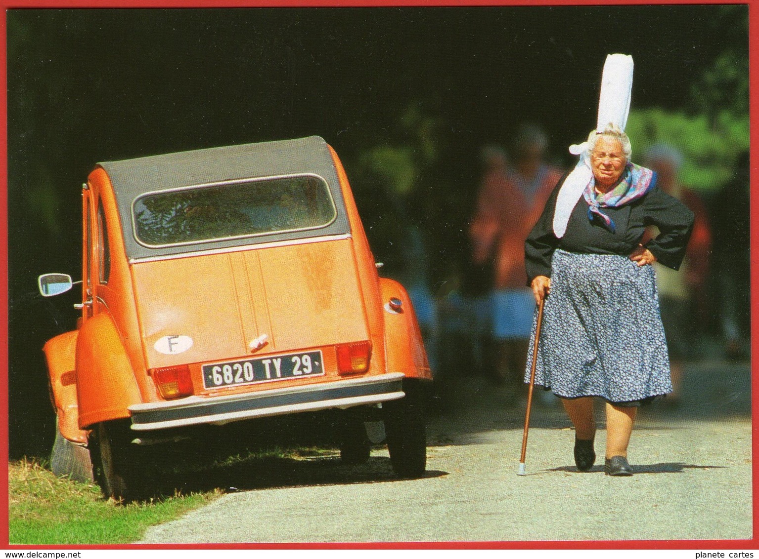 29 / Sud Finistère, Pays Bigouden : Vieille Bigoudène En Coiffe Et 2 CV (format 18 X 13 Cm) - Autres & Non Classés