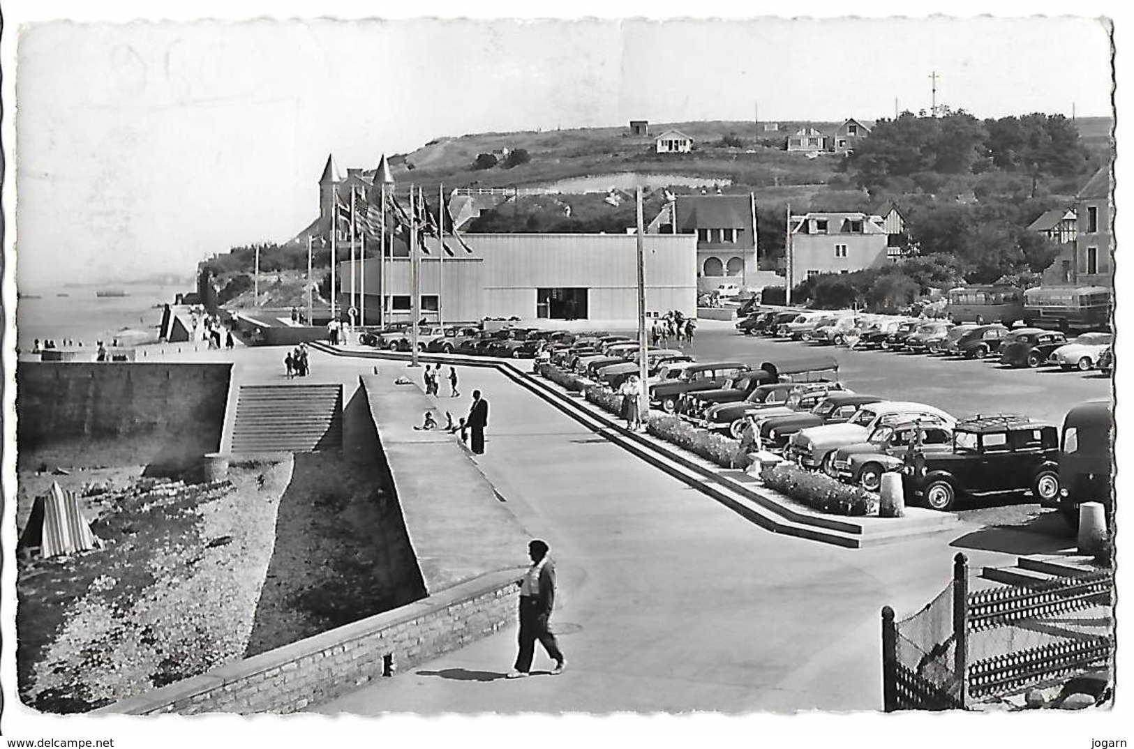 14  - ARROMANCHES - Anciennes Voitures Dans Le Port Winston     H - Arromanches