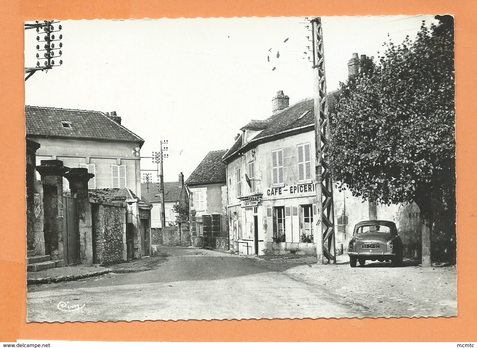 CPSM Grand Format -  St Léonard   (Oise) -  1 - Place De L'église( Voir Avilly St Léonard ) Auto,voiture Simca Aronde - Thourotte