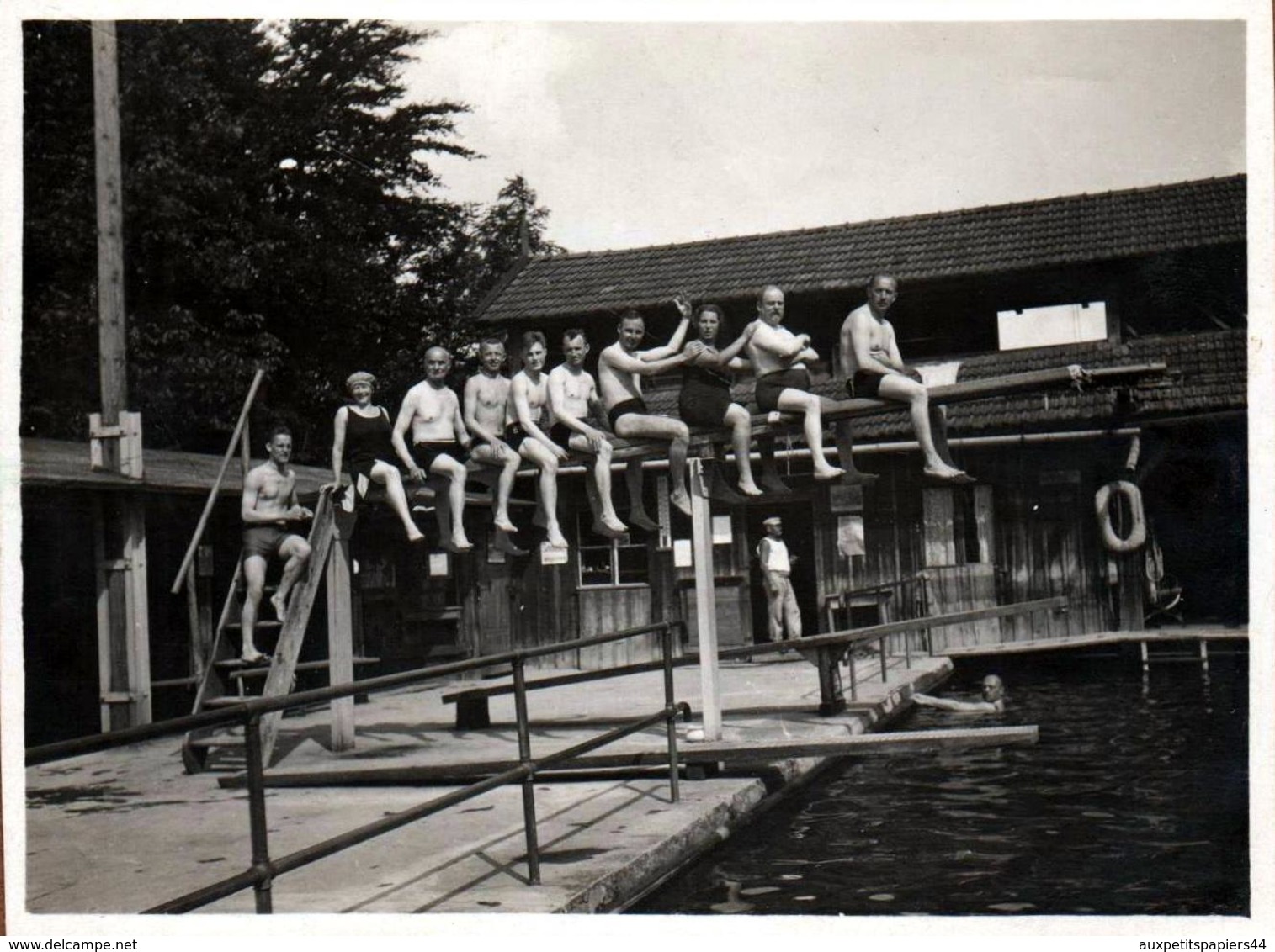 2 Photos Originales Gays & Playboys Sexy Pour Jeux De Plongeoir à La Piscine En Septembre 1926 - Tauchen Zur Schwimmbad - Persone Anonimi