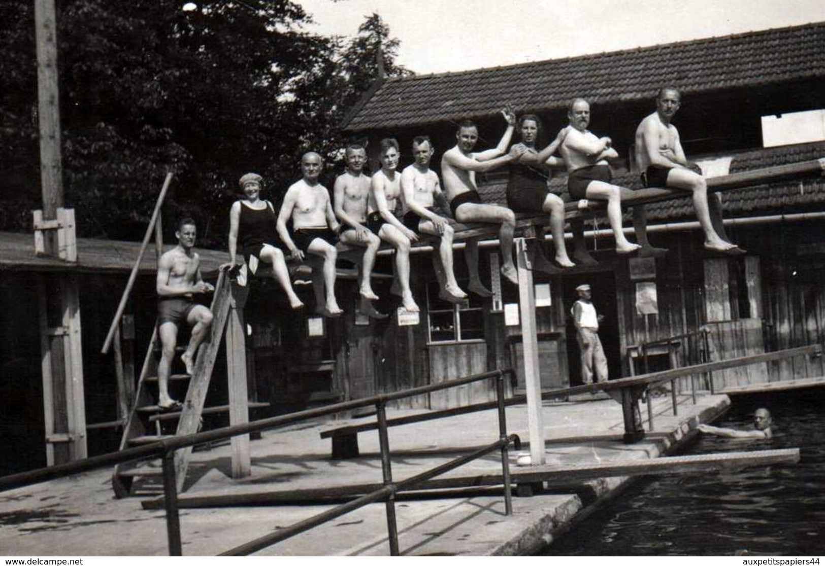 2 Photos Originales Gays & Playboys Sexy Pour Jeux De Plongeoir à La Piscine En Septembre 1926 - Tauchen Zur Schwimmbad - Persone Anonimi