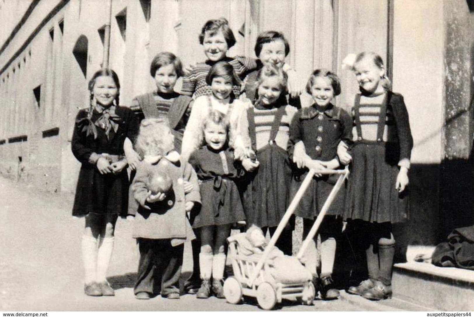 Photo Originale Jeu & Jouet D'Enfants - 9 Gamines Pour Une Poussette, Une Poupée Et Une Balle Vers 1940/50 - Personnes Anonymes