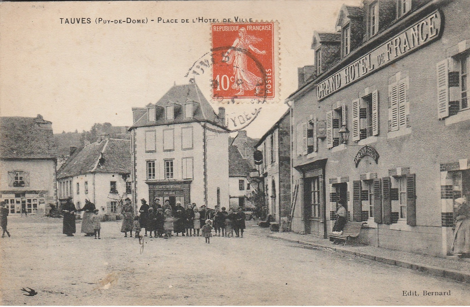 CPA - TAUVES (Puy De Dome) - Place De L'Hôtel De Ville  (Animée)- Au Dos Cachet BOEN Sur LIGNON (Loire) - Autres & Non Classés