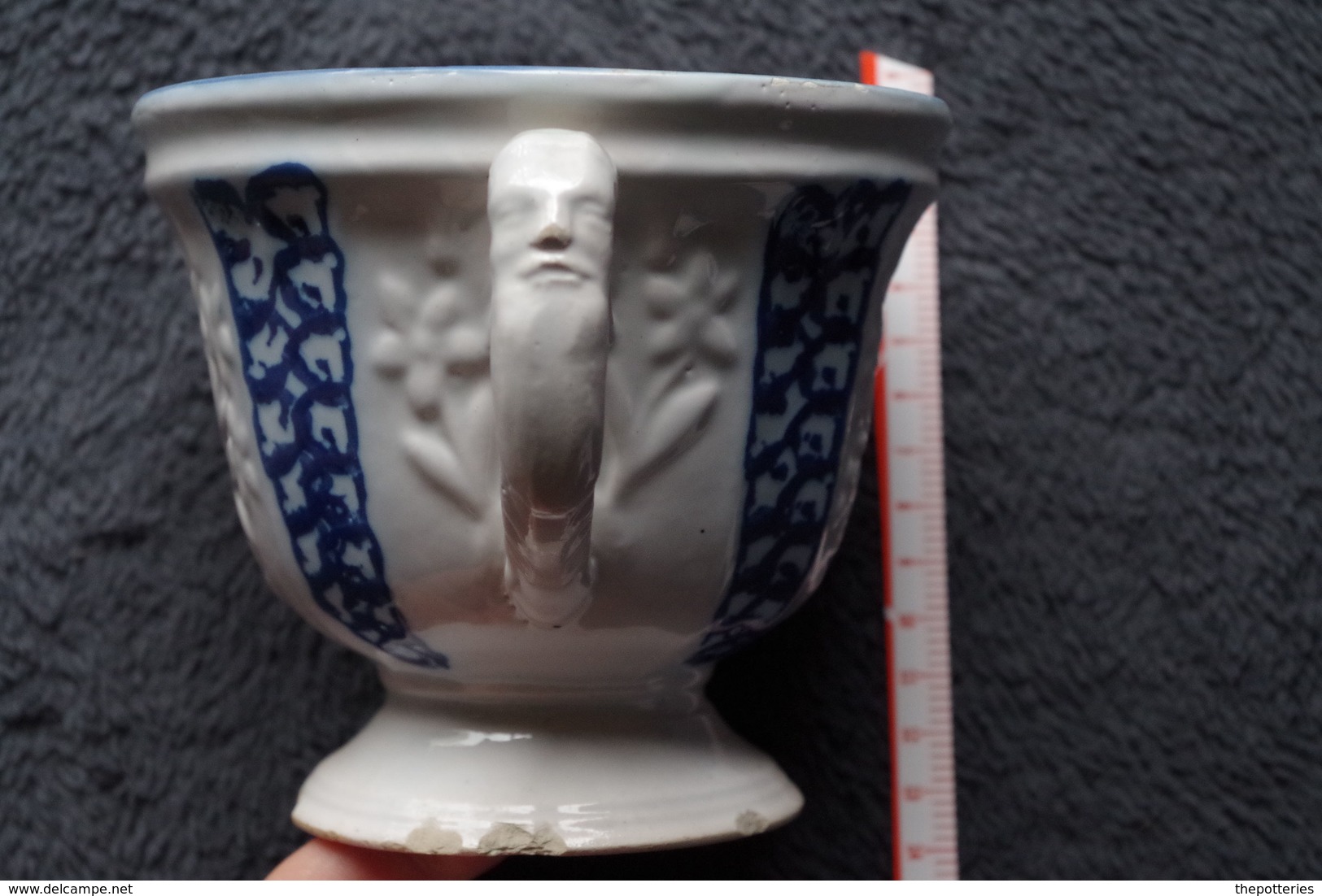 D9 Grande Tasse Chocolat Ca 1840 Epoque Louis Philippe  11 Cm De Haut Environ En L'état Egrenures Et Chocs Au Pied - Kopjes