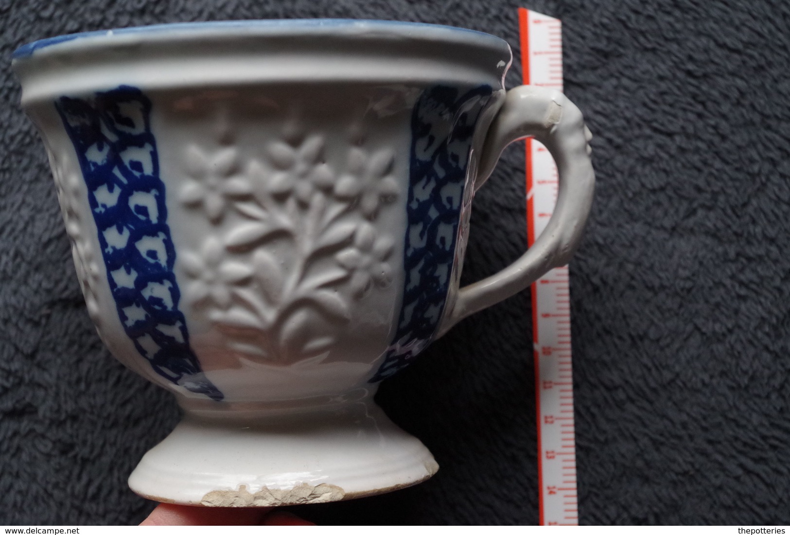 D9 Grande Tasse Chocolat Ca 1840 Epoque Louis Philippe  11 Cm De Haut Environ En L'état Egrenures Et Chocs Au Pied - Tassen