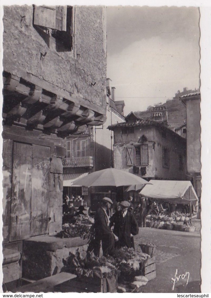 Saint Cere Place Du Marché Animée Yvon Stands  Maraîchers - Saint-Céré