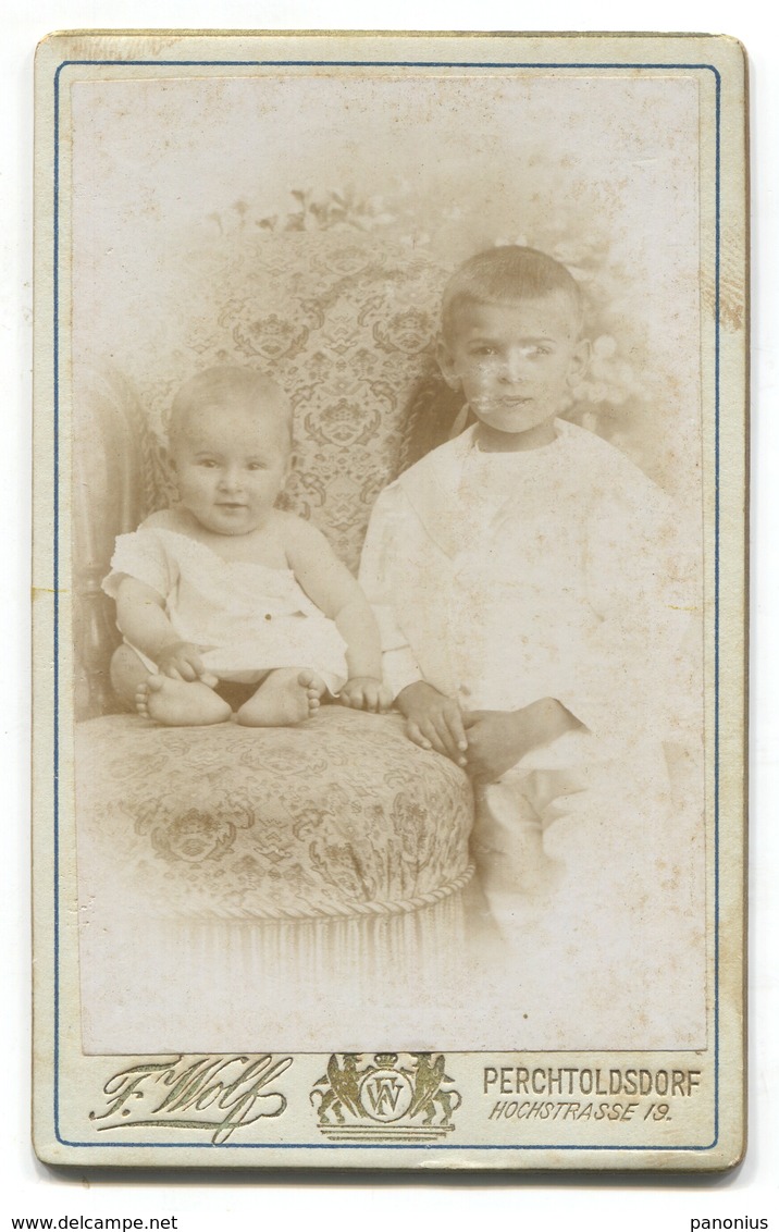 Little Boy Petit Garcon Baby, Old Cabinet Photo On Cardboard 1898. Atelier F. Wolf Perchtoldsdorf Austria, D 110 X 70 Mm - Dédicacées