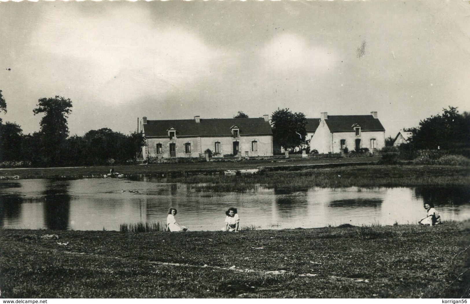 PLUVIGNER **** 3 JEUNES FILLES AU BORD DE L ETANG **** - Pluvigner