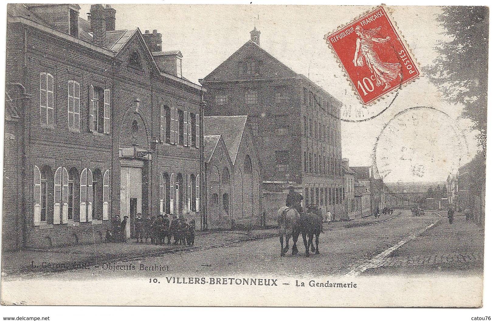 80 Villers Bretonneux La Gendarmerie (animation Chevaux) - Villers Bretonneux