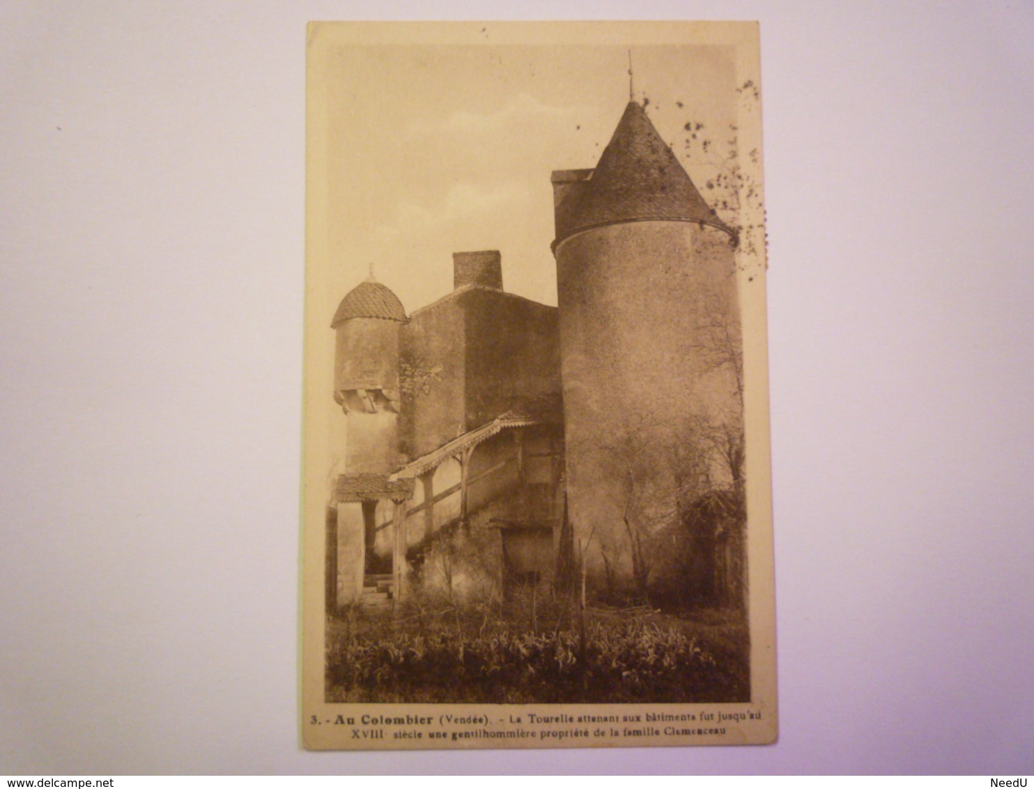 AU COLOMBIER  (Vendée)  :  La Tourelle Attenant Aux Bâtiments... 1937   XXX - Sonstige & Ohne Zuordnung