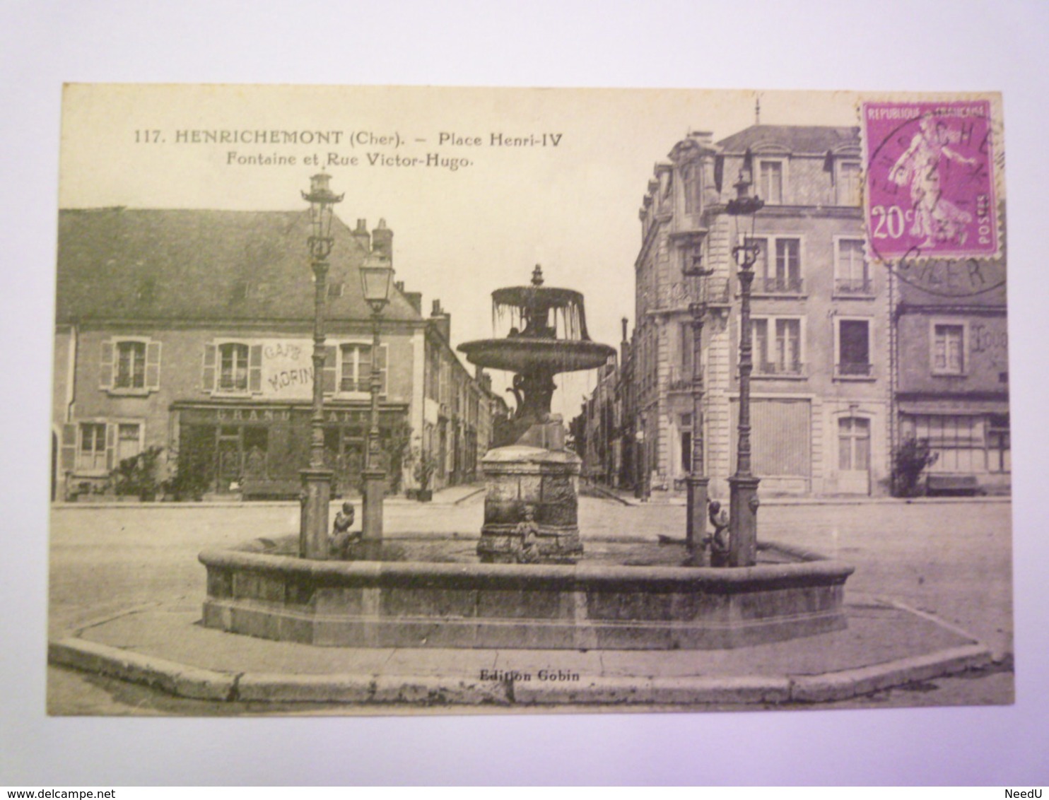 HENRICHEMONT  (Cher)  :  Place  HENRI  IV  -  Fontaine Et Rue Victor-HUGO   1933   XXX - Henrichemont