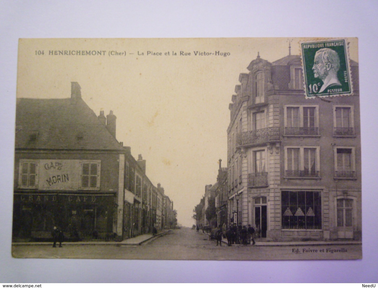 HENRICHEMONT  (Cher)  :  La Place Et La Rue Victor-HUGO   XXX - Henrichemont