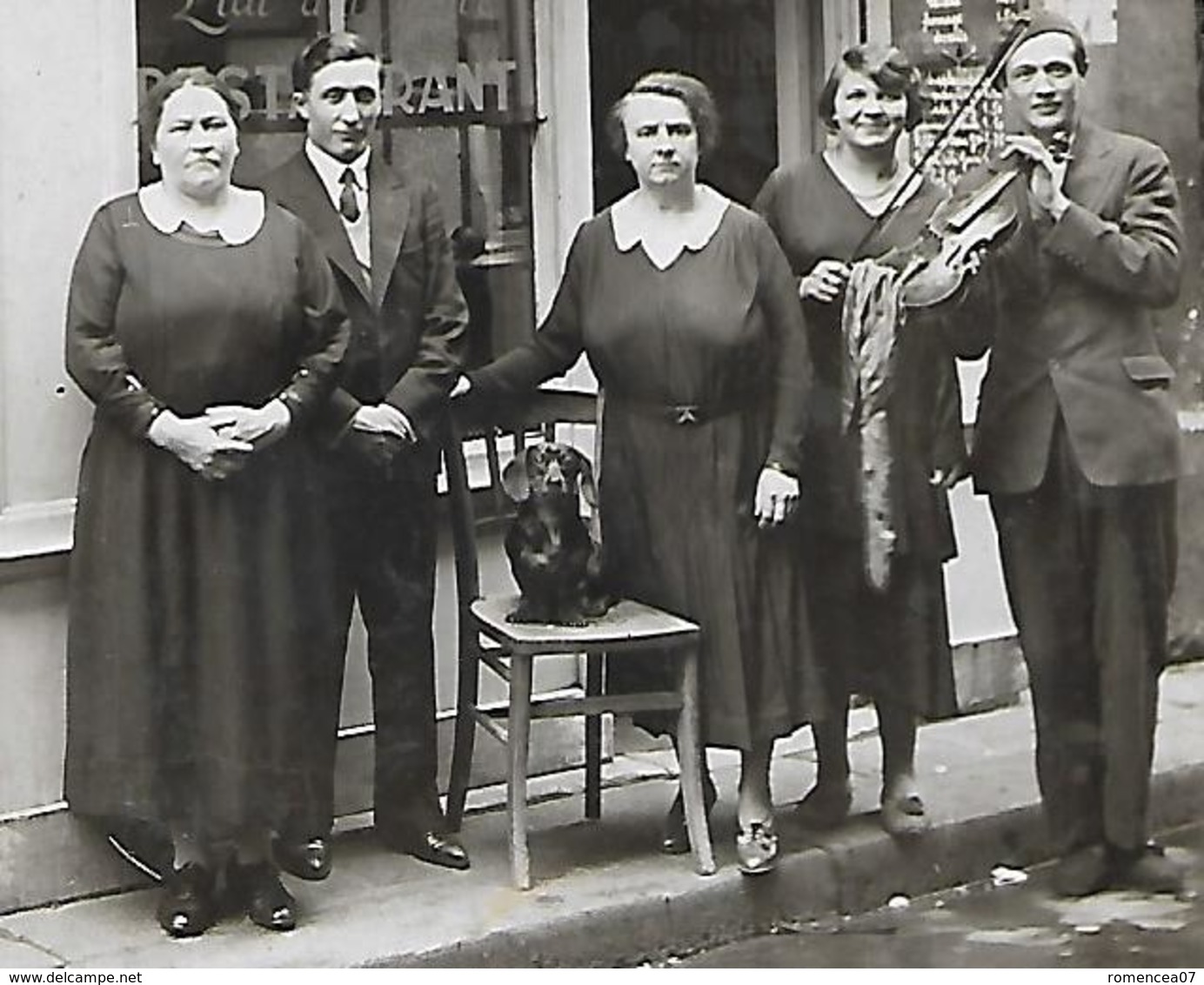 RESTAURANT  " AU PETIT ROTISSEUR " - Clients, Musicien Et Chien  - Carte-photo Vers 1910 - Lieu à Situer - A Voir ! - Restaurants