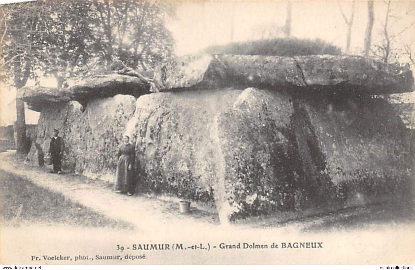 Bagneux. Près De Saumur     49       Le Grand  Dolmen       (2 Voir Scan) - Saumur