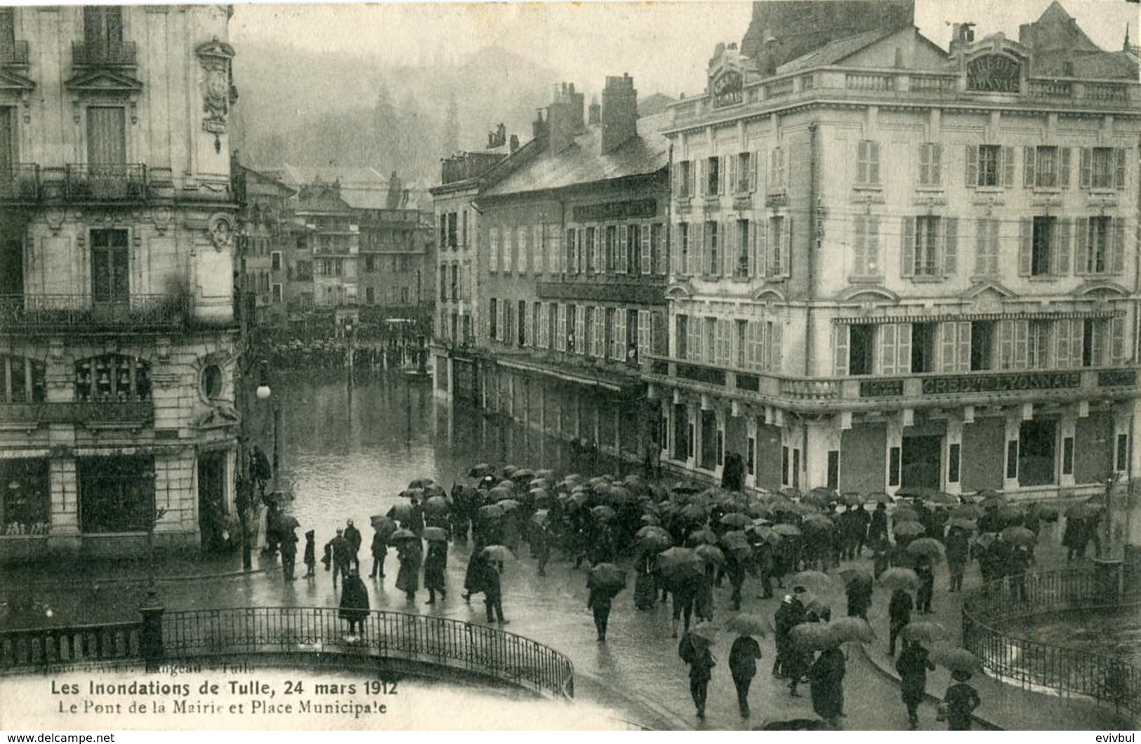 Carte Postale Ancienne Corrèze Les Inondations De Tulle 24 Mars 1912 Pont De La Mairie & Place Municipale Animée - Tulle