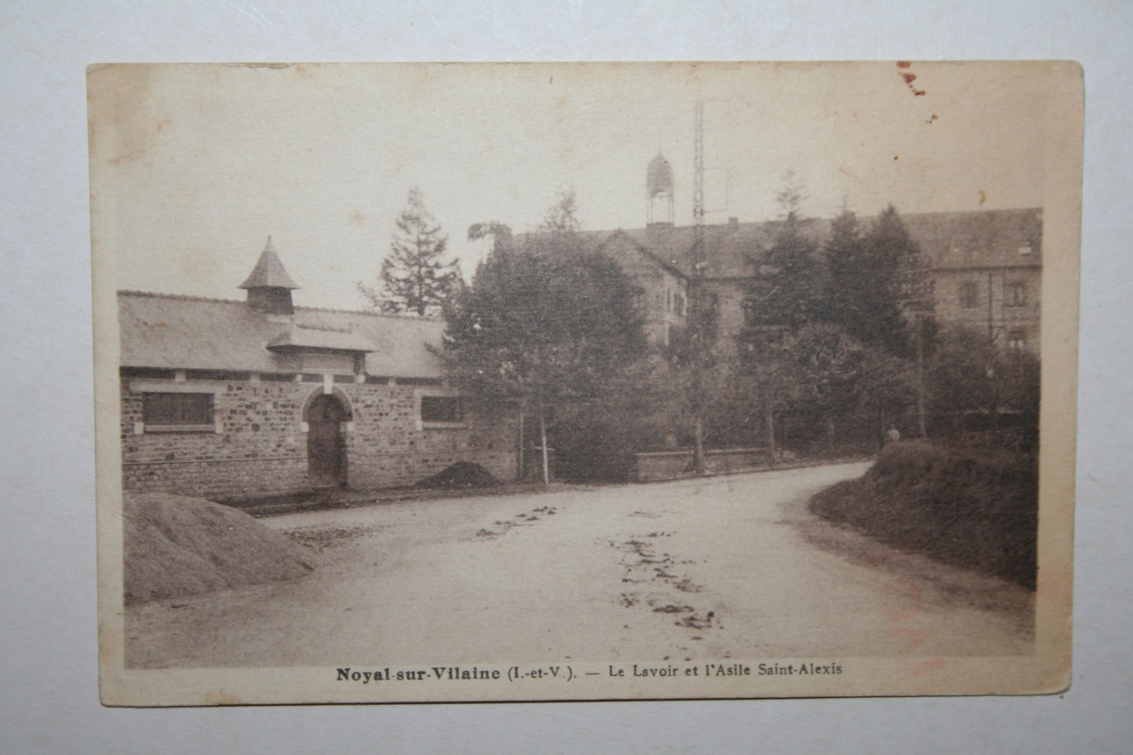 35 : Noyal Sur Vilaine - Le Lavoir Et L'Asile Saint Alexis ( Assez Rare ) - Autres & Non Classés