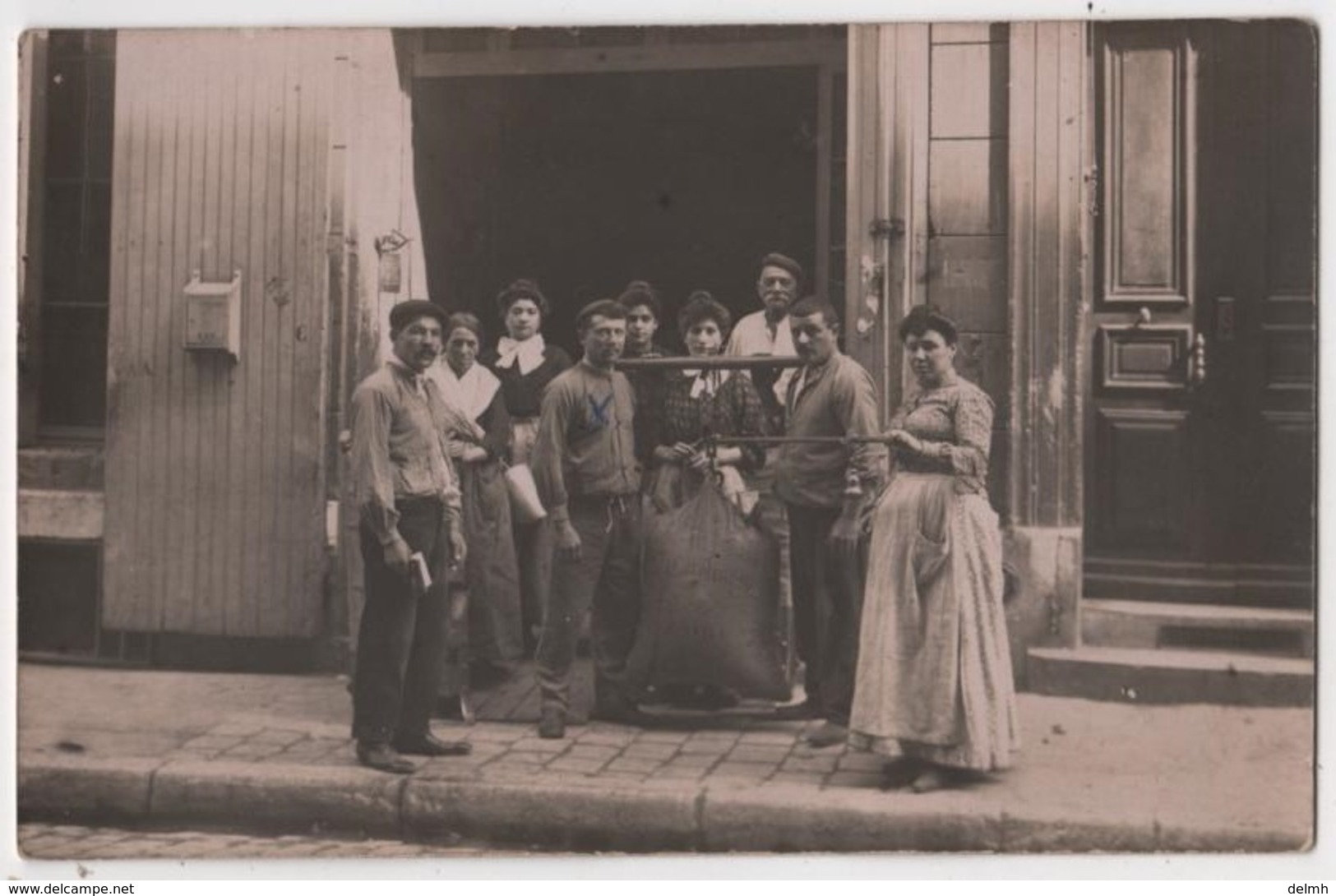 CARTE PHOTO Commerce Marchand De Charbon Pesage D'un Sac Marius Maurel L. Giraud - Shopkeepers