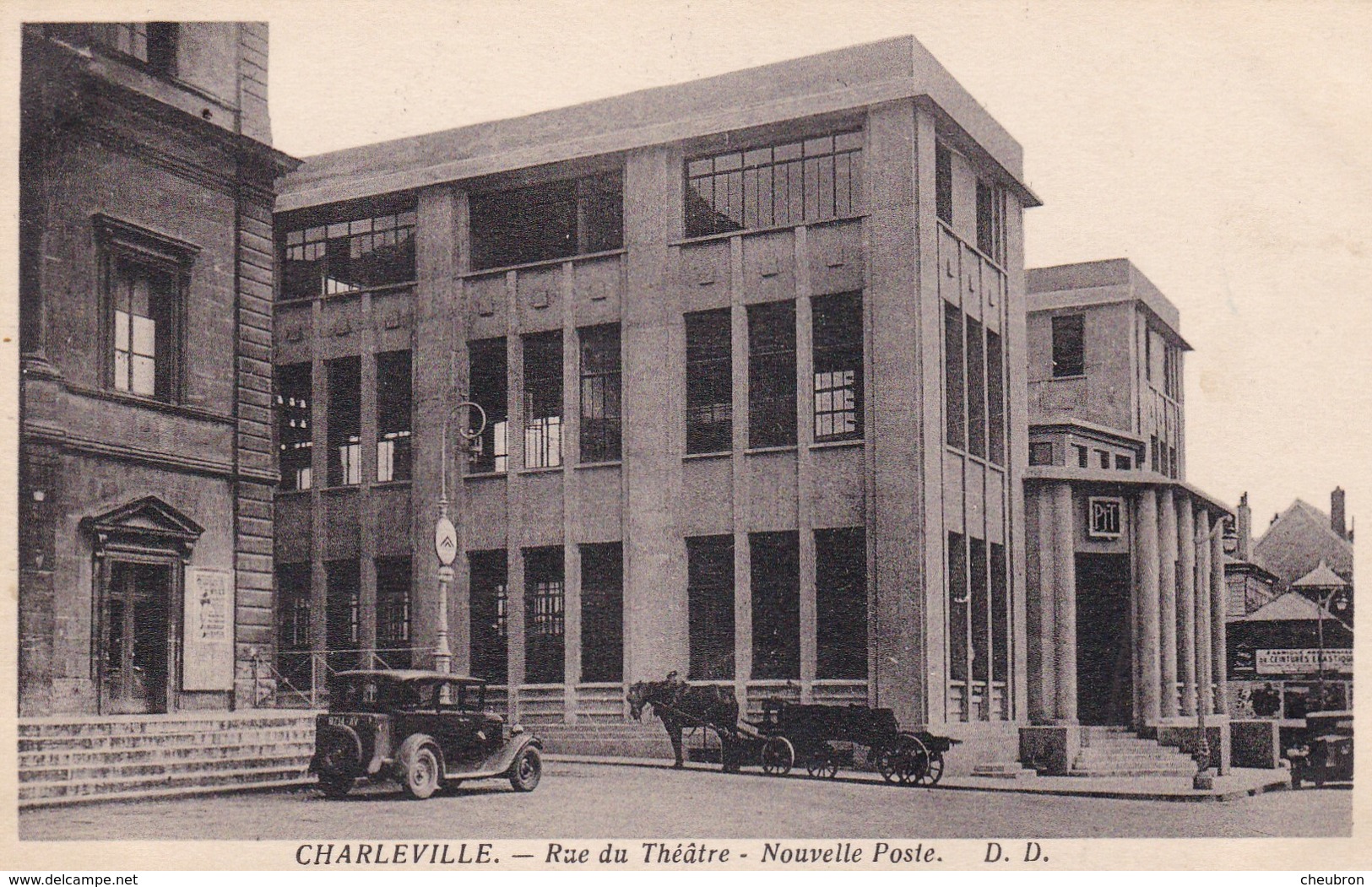 08. CHARLEVILLE . CPA. RUE DU THEATRE.  NOUVELLE POSTE. ARCHITECTURE. ATTELAGE ET VOITURE EN STATIONNEMENT - Charleville