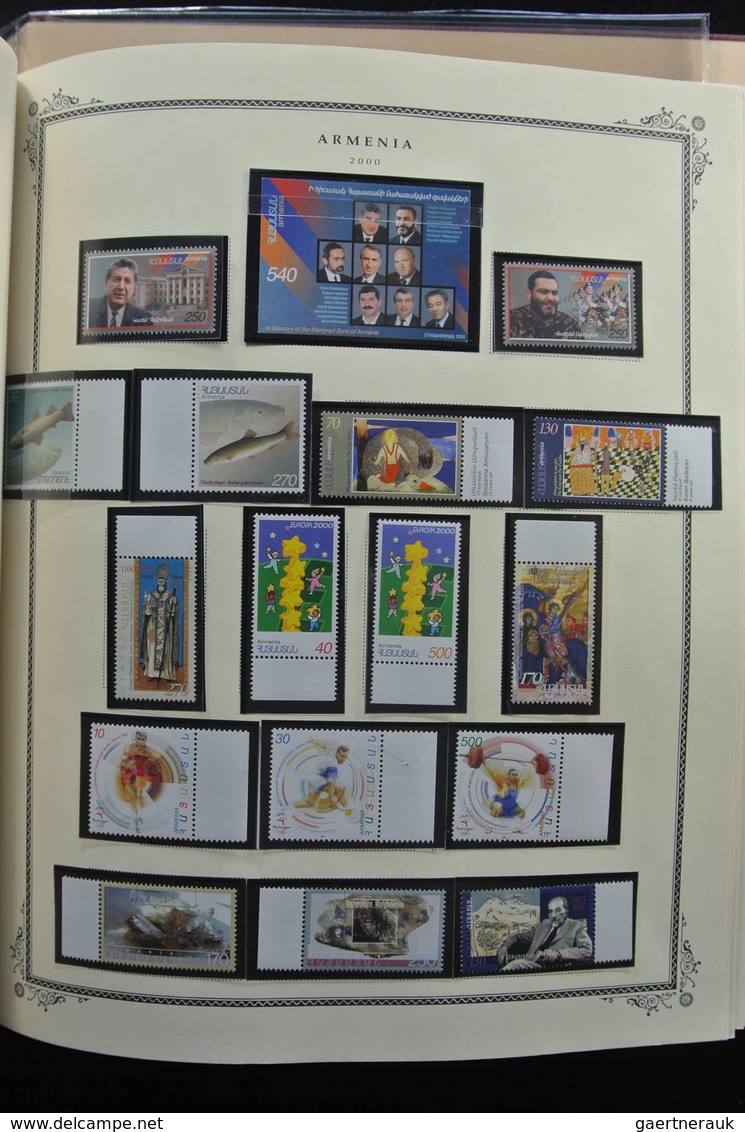 Armenien: 1919-2009: Well filled, mostly MNH collection Armenia 1919-2009 on Scott pages in springba