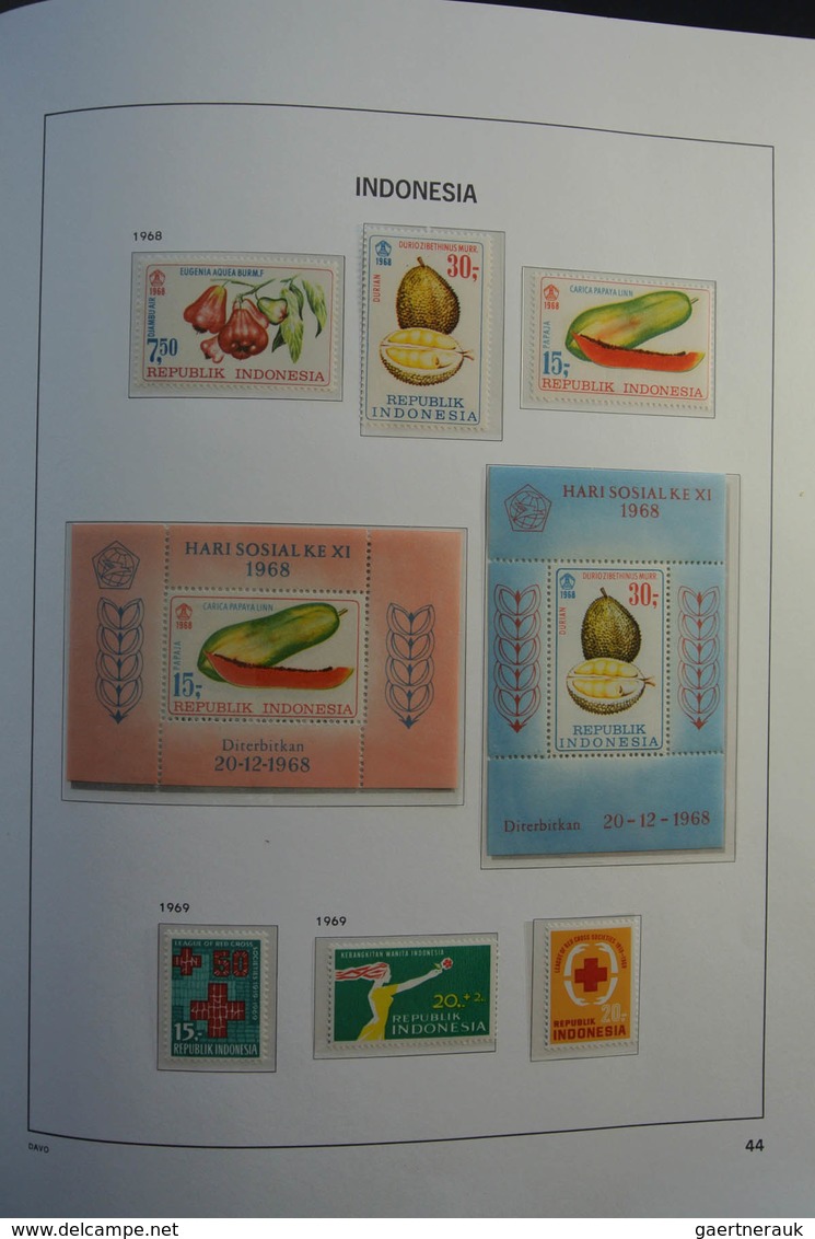 Indonesien: 1949-2010: As good as complete, almost only MNH collection Indonesia 1949-2010 in 4 Davo