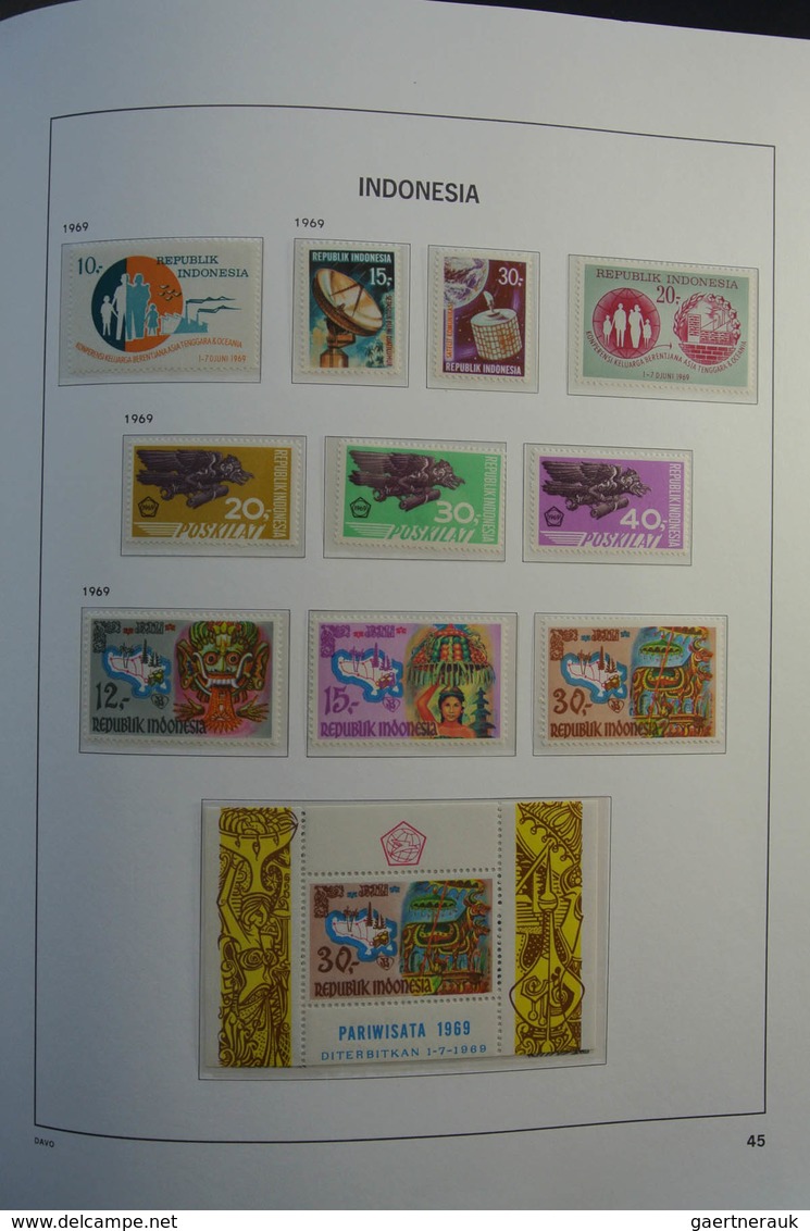 Indonesien: 1949-2010: As good as complete, almost only MNH collection Indonesia 1949-2010 in 4 Davo