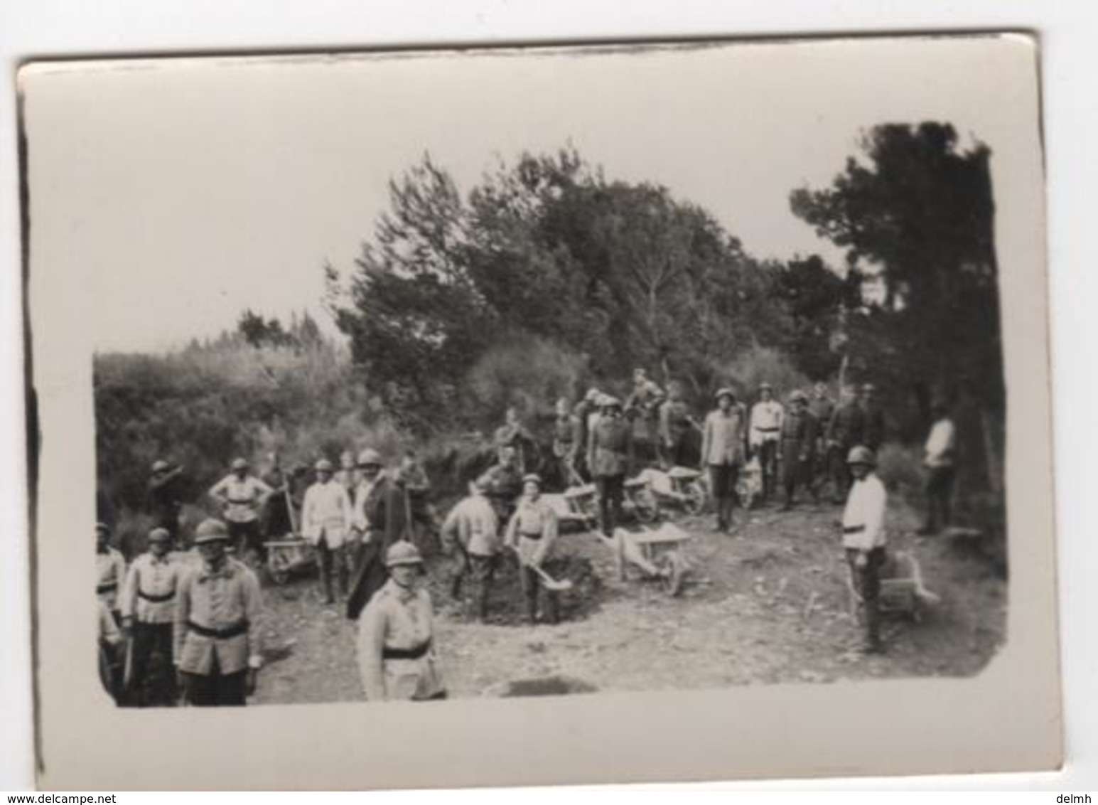 Photo Originale Militaria WWI Soldats Qui Creusent Tombes ? Tranchées ? - Guerre, Militaire