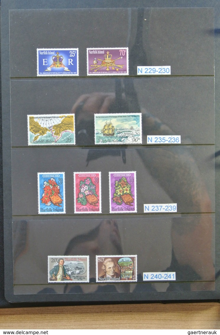 Norfolk-Insel: 1947-2007. Extensive, MNH collection Norfolk 1947-2007 in 2 albums, together with 5 a