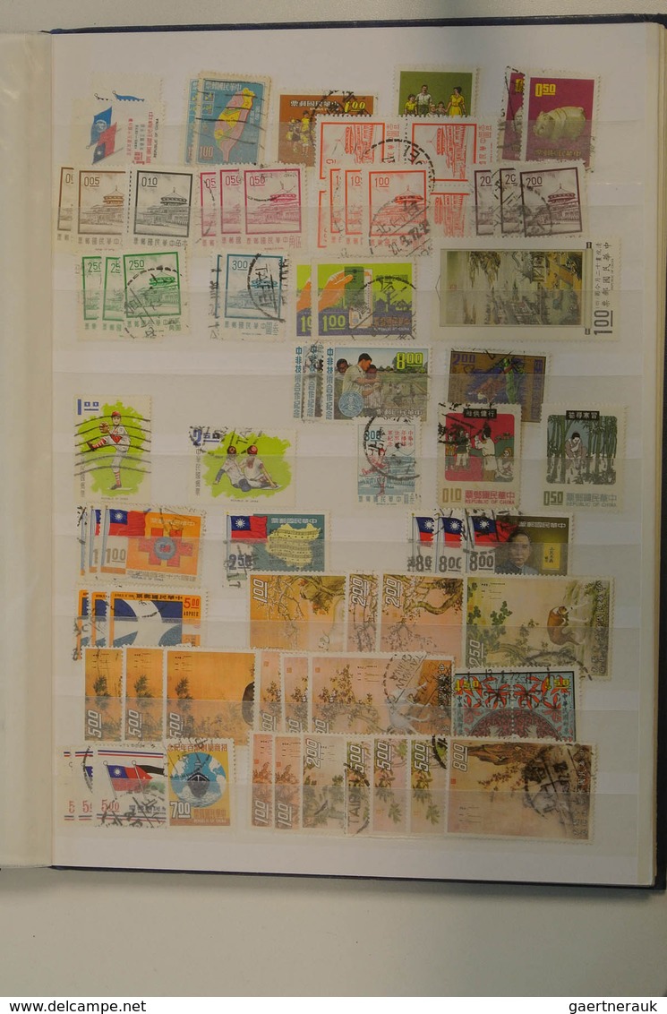 Asien: Five stockbooks with various MNH, mint hinged and used material of Asian countries. Contains