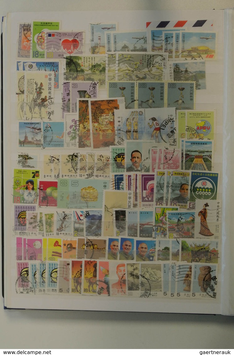 Asien: Five stockbooks with various MNH, mint hinged and used material of Asian countries. Contains