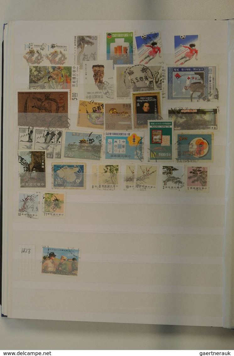 Asien: Five stockbooks with various MNH, mint hinged and used material of Asian countries. Contains