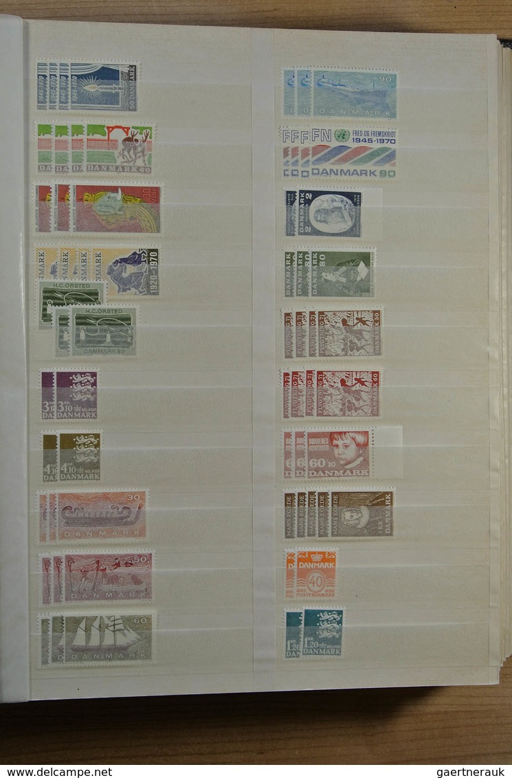 Dänemark: 1855-1979: Nice MNH and mint hinged stock Denmark 1855-1979 in fat stockbook. Lot contains