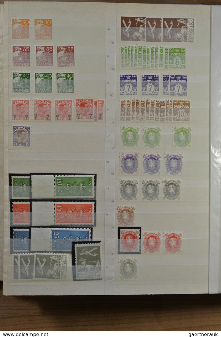 Dänemark: 1855-1979: Nice MNH and mint hinged stock Denmark 1855-1979 in fat stockbook. Lot contains