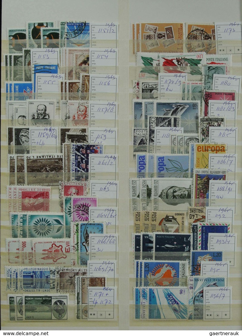 Italien: 1860-1998: Very extensive, MNH, mint hinged and used stock Italy 1860-1998 in 2 stockbooks.