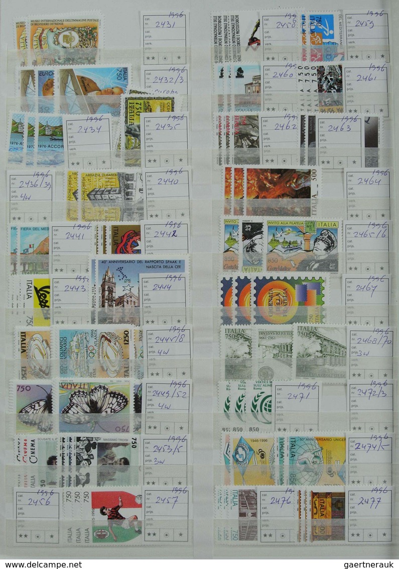 Italien: 1860-1998: Very extensive, MNH, mint hinged and used stock Italy 1860-1998 in 2 stockbooks.