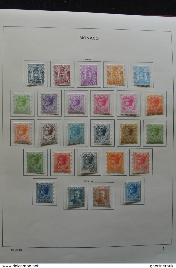 Monaco: 1885-1974: With the exception of only a few stamps complete, mint hinged collection Monaco 1