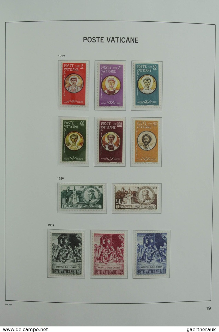 Vatikan: 1929-2001: Almost complete, MNH and mint hinged collection Vatican 1929-2001 in 2 Davo luxe