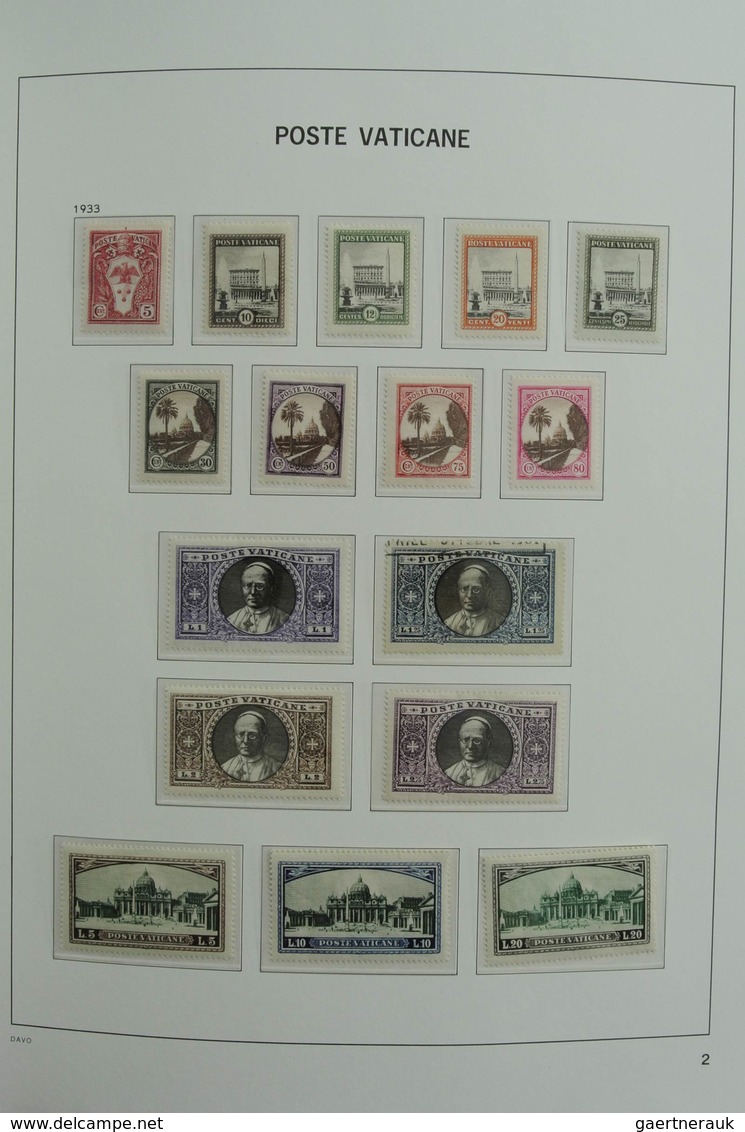 Vatikan: 1929-2001: Almost complete, MNH and mint hinged collection Vatican 1929-2001 in 2 Davo luxe