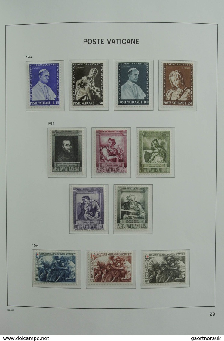 Vatikan: 1929-2001: Almost complete, MNH and mint hinged collection Vatican 1929-2001 in 2 Davo luxe