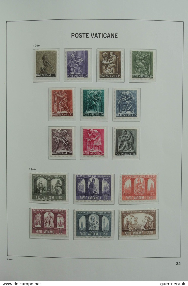 Vatikan: 1929-2001: Almost complete, MNH and mint hinged collection Vatican 1929-2001 in 2 Davo luxe